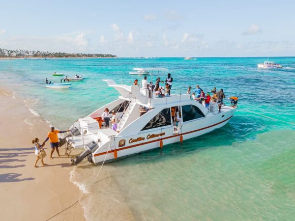 Punta Cana: Boat Party with Snorkel and Natural Pool Stop