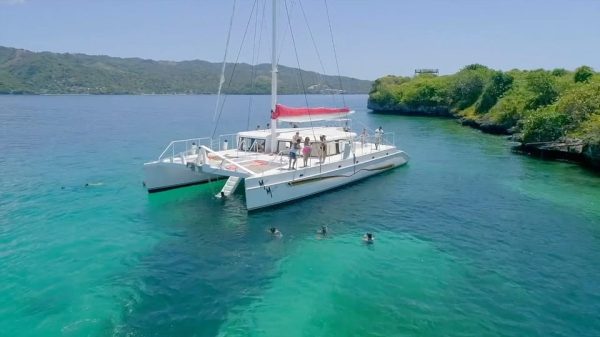 Samaná: Catamaran Boat Tour with Snorkeling and Lunch