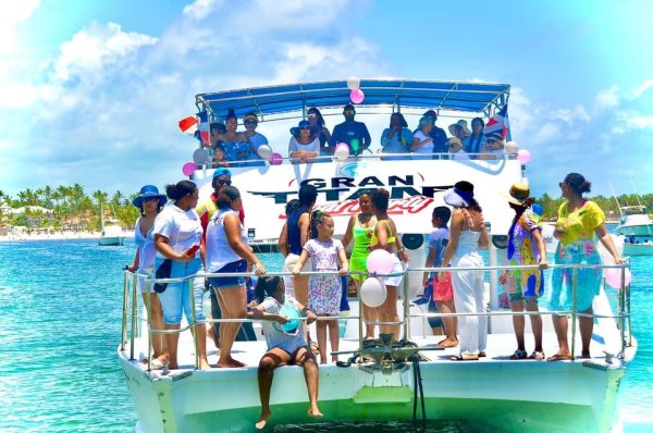 Punta Cana: Party Boat with Open Bar and Snorkeling