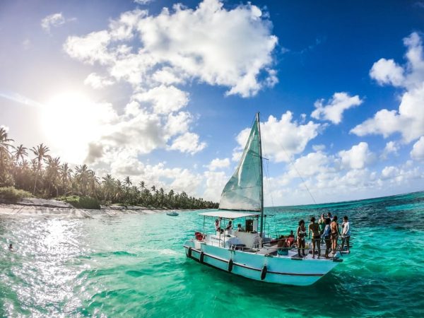 Punta Cana: Group Catamaran Tour with Drinks and Snacks