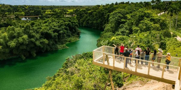 Punta Cana: Xploration Animal Park Bus Tour with Encounters